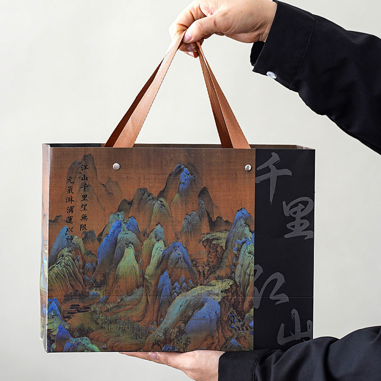 တောင်များနှင့် မြစ်များ၏ စိတ်ဓာတ်ဖြင့် ချည်နှောင်ထားသော ကြွေခွက် လက်ဆောင်သေတ္တာ— ၎င်းကို သင့်လက်ထဲတွင် ဆုပ်ကိုင်ထားခြင်းဖြင့် နွေးထွေးမှုကို ခံစားရစေသည်။