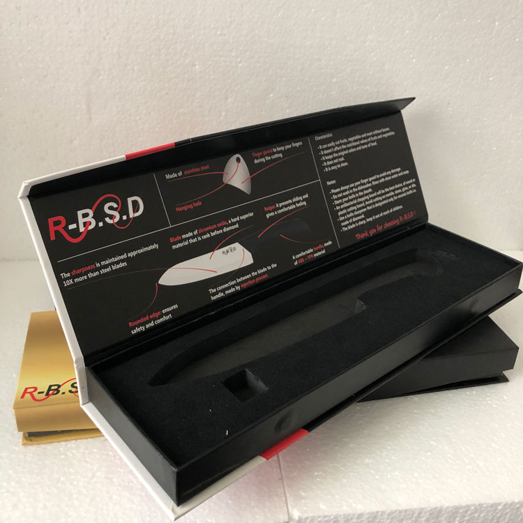 The main body of the black Knife Gift Box is like a warm obsidian, with a bright red bow tied to the side, like a gentle bow tied to a cold knife. The gold version at the top is printed with a gold and silver knife pattern, while the white version at the bottom matches the silver.When giving a gift, the recipient immediately understands: 'This gift is generous enough.'